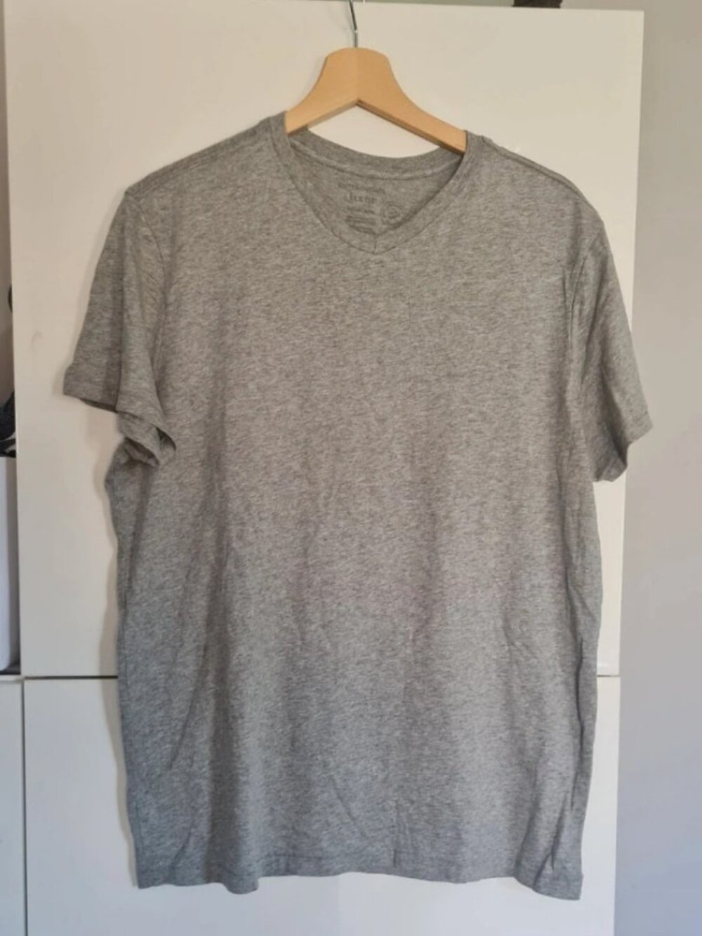 Men's Heather Gray V-Neck Basic T-Shirt Size M